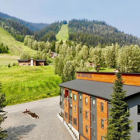 The Burfield Hotel Sun Peaks Eksteriør billede
