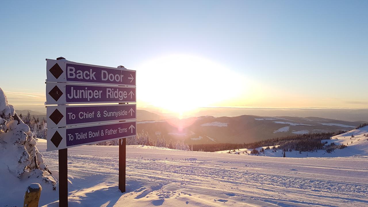 The Burfield Hotel Sun Peaks Eksteriør billede