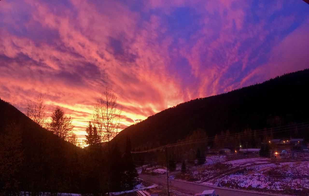 The Burfield Hotel Sun Peaks Eksteriør billede