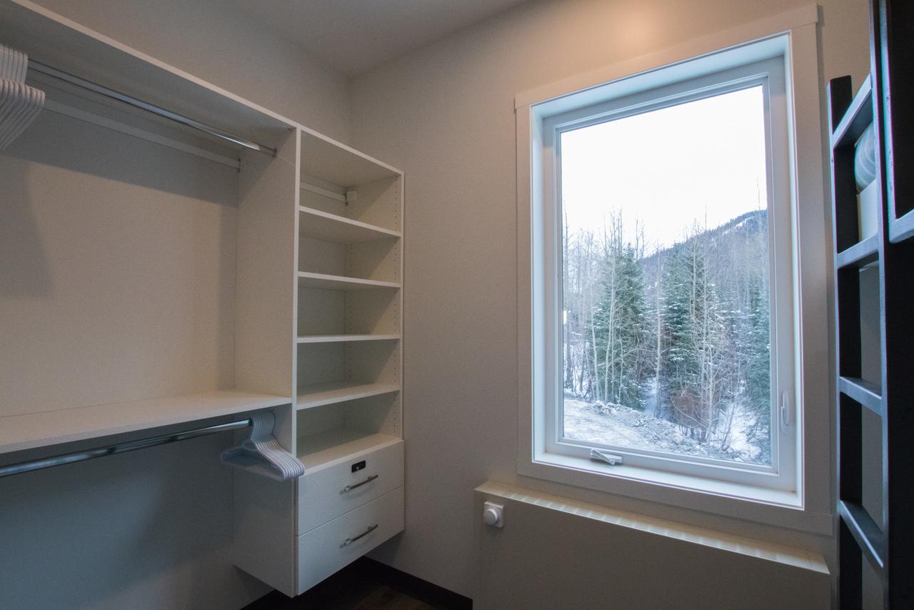 The Burfield Hotel Sun Peaks Eksteriør billede
