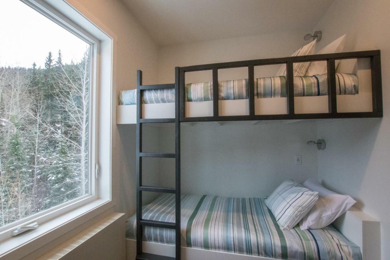 The Burfield Hotel Sun Peaks Eksteriør billede
